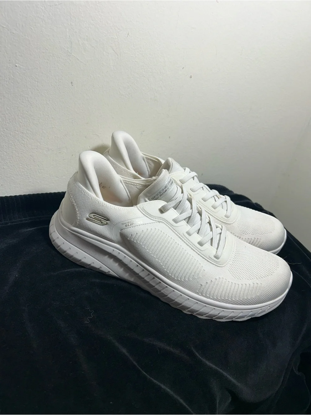 Bob’s Skechers slip in White Knit Sneakers light comfort sz 10